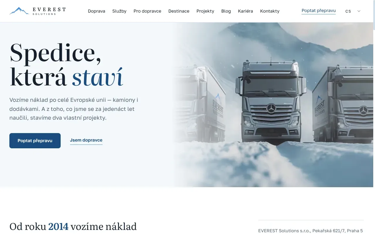 Úvodní stránka ev-sol.cz: nadpis „Spedice, která staví“ a tři kamiony EVEREST Solutions na zasněžené silnici