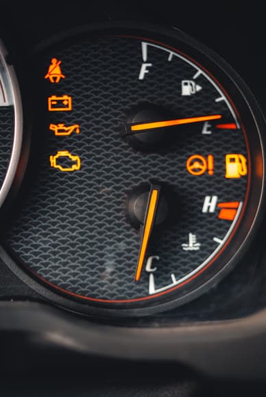 Palubní deska vozu s rozsvícenými kontrolkami včetně DPF a stavu paliva.