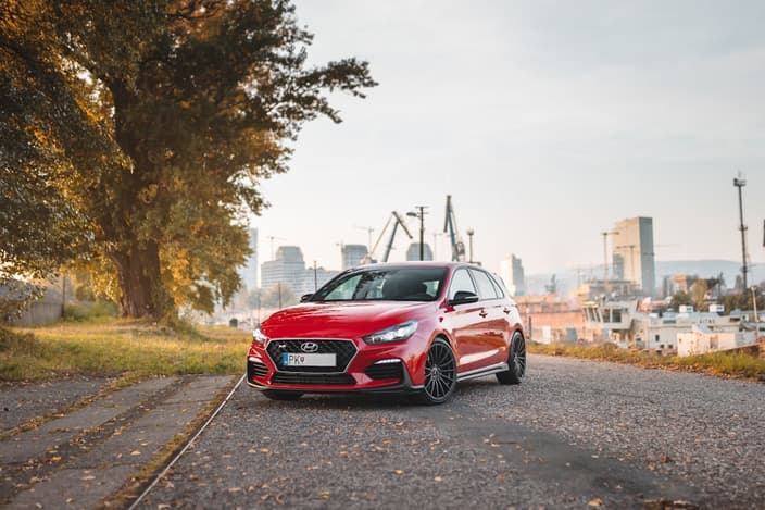 Красный Hyundai i30 пятидверный хэтчбек на дороге — один из самых популярных семейных автомобилей на чешском рынке, требующий регулярного технического обслуживания.