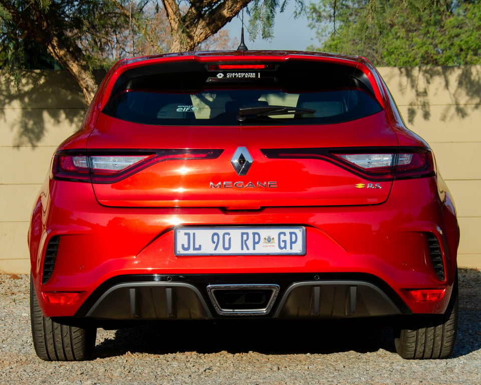Červený vysoce výkonný hatchback Renault Mégane R.S., představující naši dovednost v servisu sportovních a dynamických vozidel.