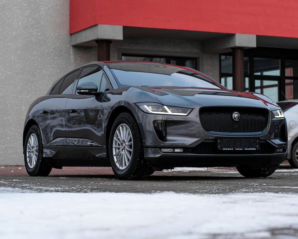 Полностью электрический внедорожник Jaguar I-Pace в зимнем пейзаже, указывающий на наши специализированные знания в области ремонта электромобилей и автомобилей класса люкс.