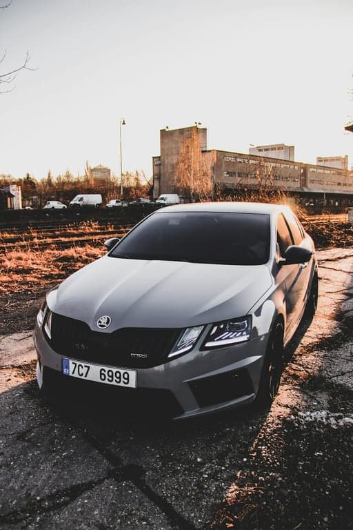 Zaparkovaný šedý vůz Škoda — výměna baterie v klíči je typický úkon, který zvládne každý majitel Škody sám za pár minut.
