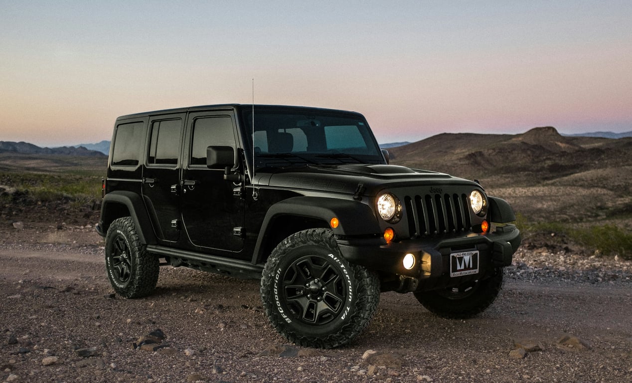 Jeep Wrangler Unlimited, классический чёрный внедорожник 4x4, идеально подходящий для клиентов, ищущих приключений и надёжные ремонтные услуги.