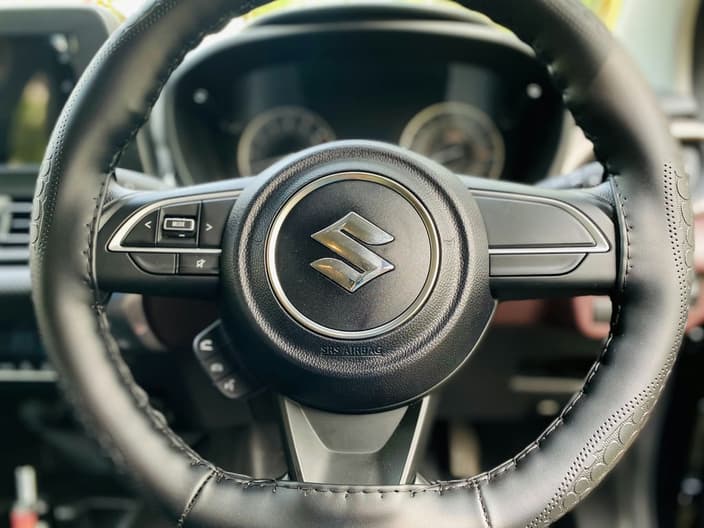Detailní záběr na multifunkční volant vozu Suzuki, pro který náš autoservis nabízí kompletní servisní služby a diagnostiku.