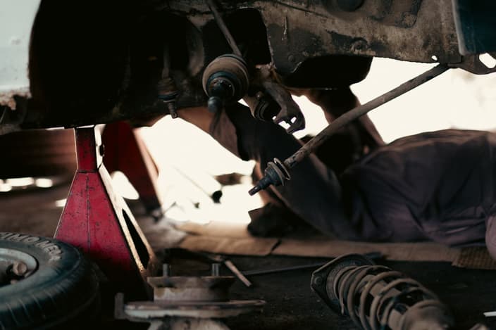 Mechanik při diagnostice vozu v autoservisu.
