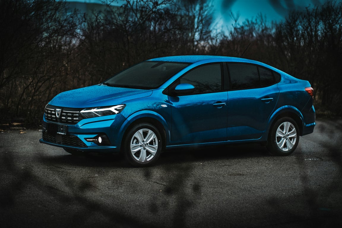 Modrý sedan Dacia Logan, praktický a spolehlivý vůz, pro který nabízíme cenově dostupnou a odbornou údržbu.