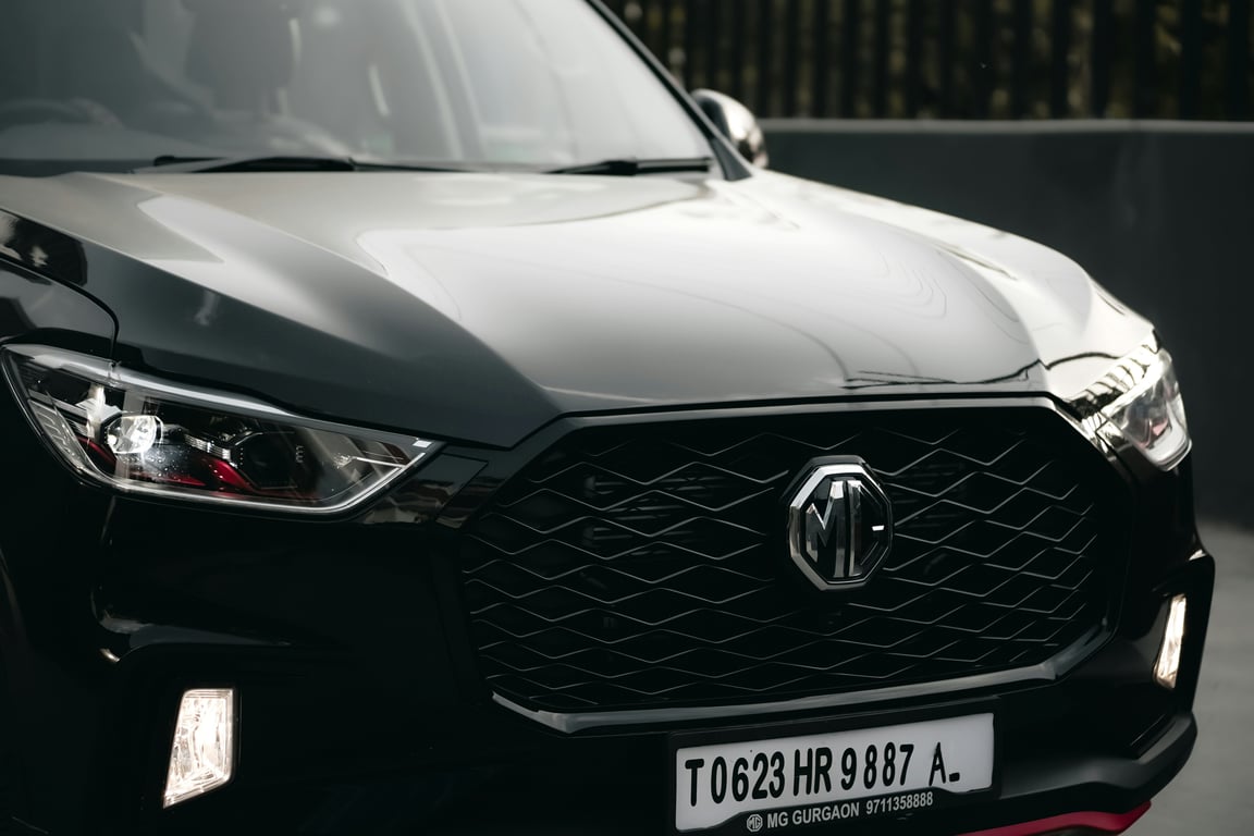Detail přední masky a světlometu prémiového černého SUV MG Gloster, který ukazuje naši pozornost k detailu při každé opravě.