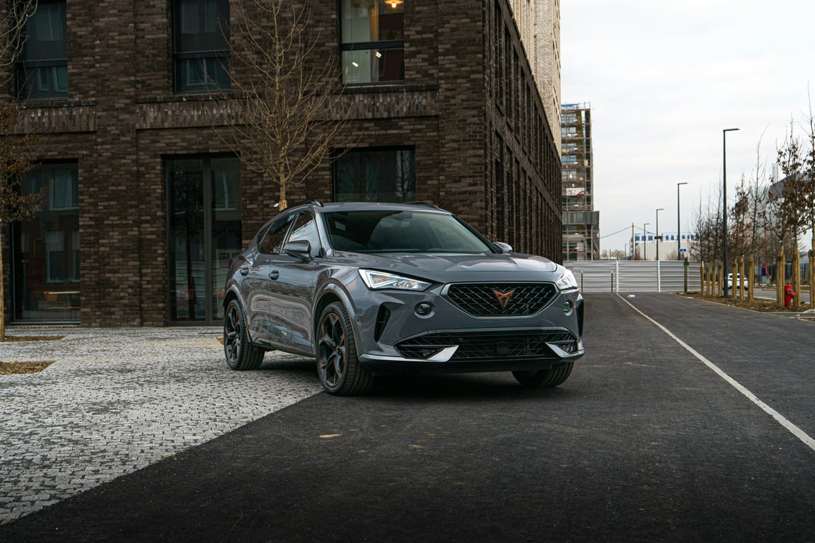 Vysoce výkonné šedé SUV Cupra Formentor, zdůrazňující naše specializované služby pro moderní, sportovní značky vozidel.