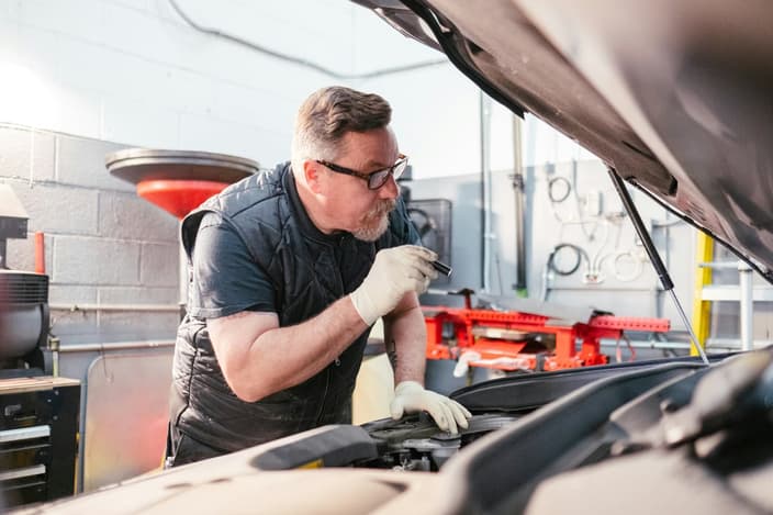 Zkušený automechanik v našem servisu provádí odbornou inspekci a diagnostiku motoru, aby přesně odhalil jakoukoliv závadu.