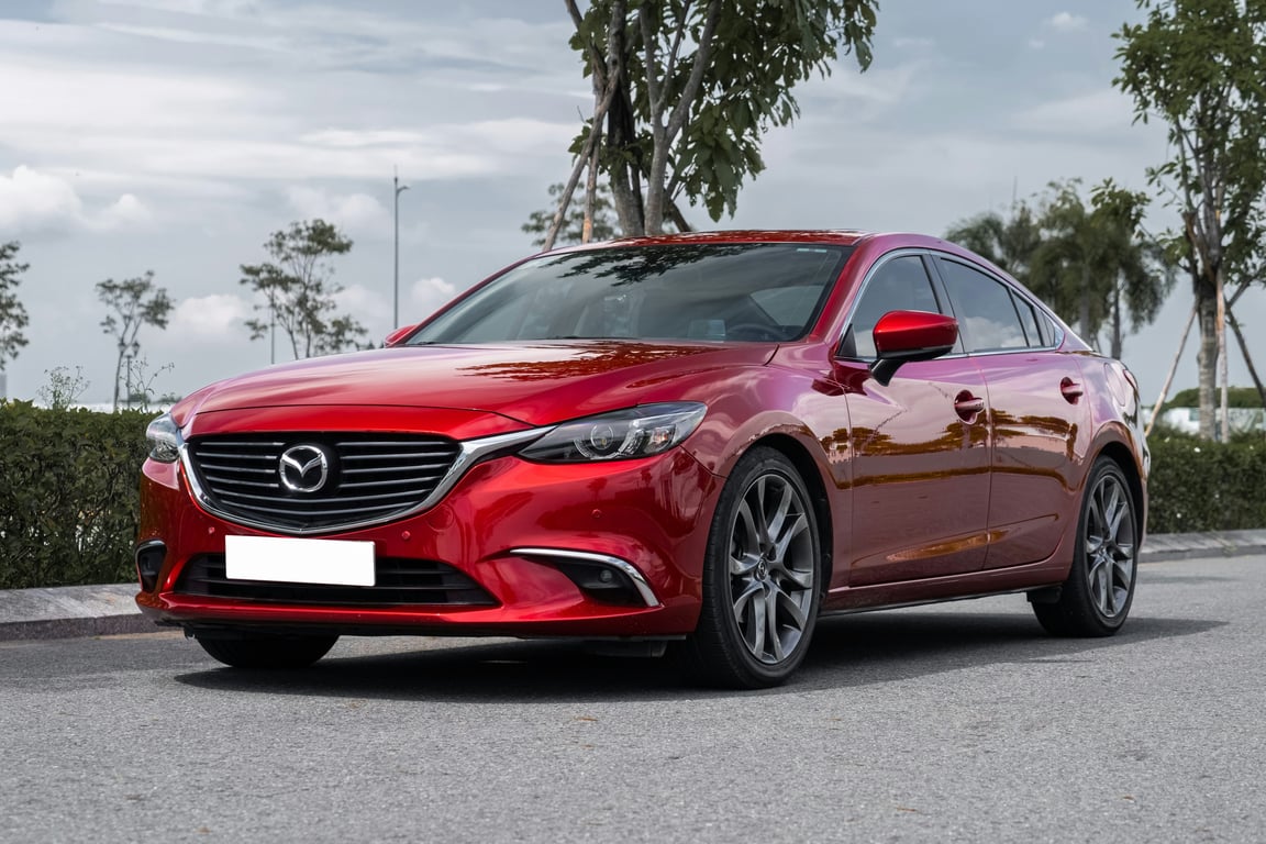 Ярко-красный седан Mazda 6 — стильный и надёжный автомобиль, для обслуживания и ремонта которого наши техники имеют полную квалификацию.