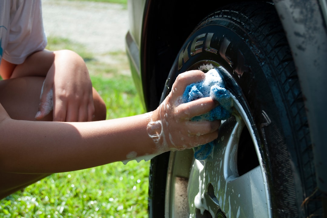 Mechanik kontroluje motorový prostor vozu během jarní prohlídky v autoservisu.