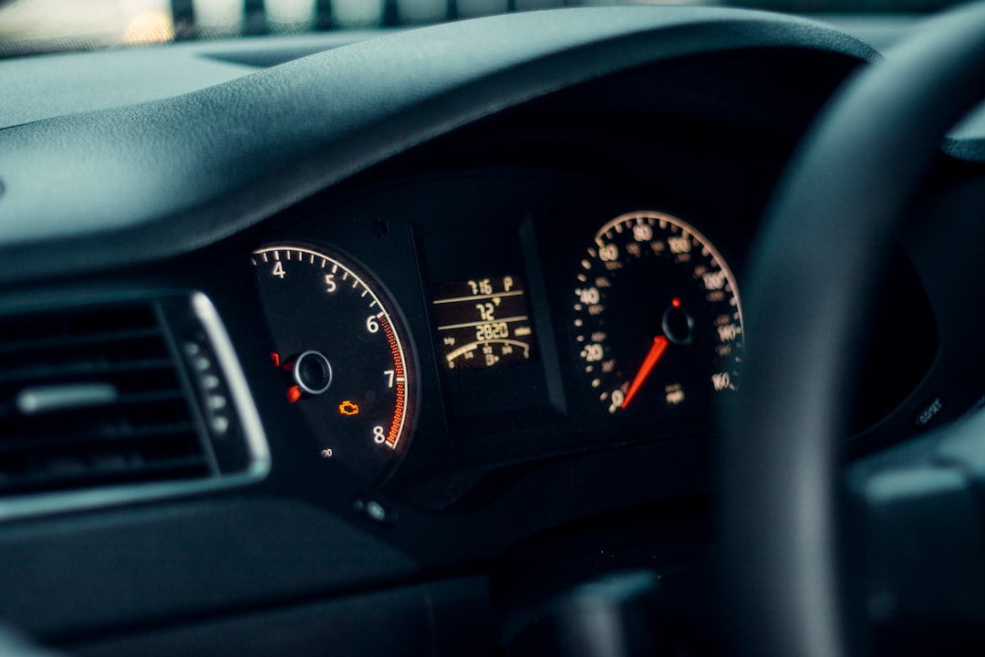 Přístrojová deska dieselového vozu se svítící kontrolkou motoru, symbol typický pro chyby systému SCR a AdBlue.