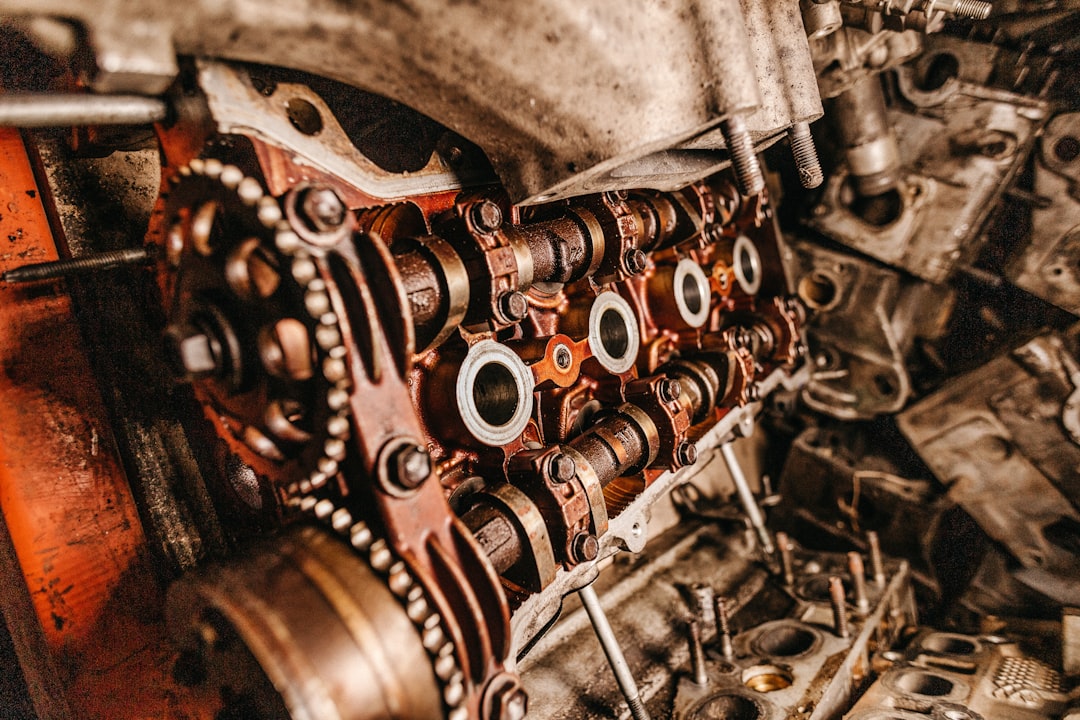 Detailní pohled na hlavu motoru s rozvodovým řetězem a kamzíkovou hřídelí během servisu vznětového motoru.