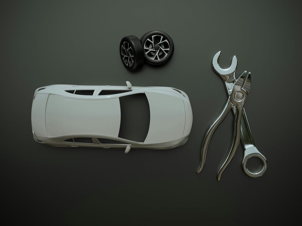 3D tištěné díly pro automobilový průmysl, včetně krytů a prototypů, ležící vedle klíče.