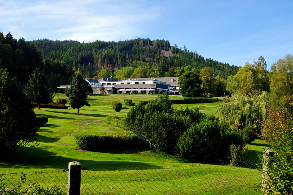Cihelny golfové hřiště klubovna září 2019 (2)