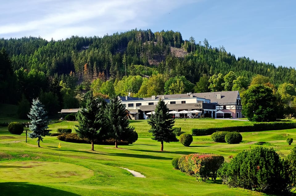 Cihelny golfové hřiště klubovna září 2019 (1)