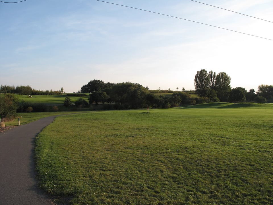 Svépravický potok, golfové hřiště
